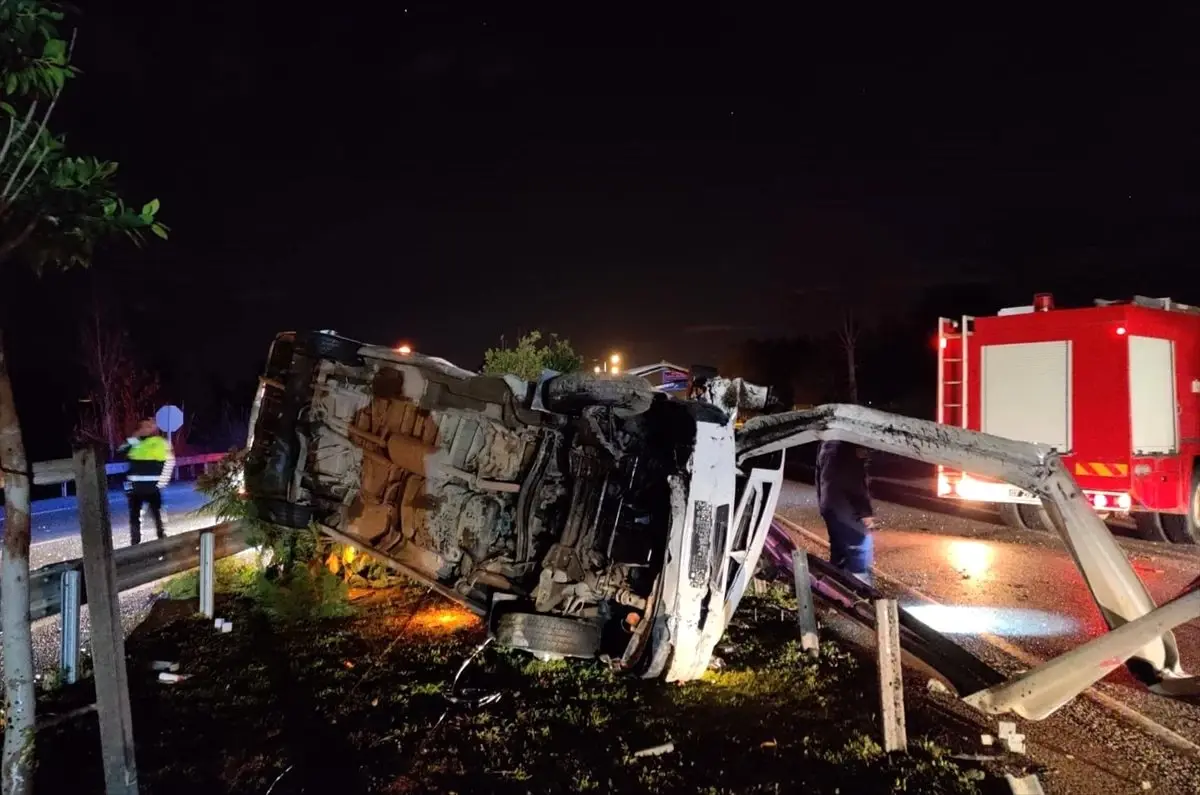 Antalya\'da minibüs bariyerlere çarptı: 1 ölü, 3 yaralı