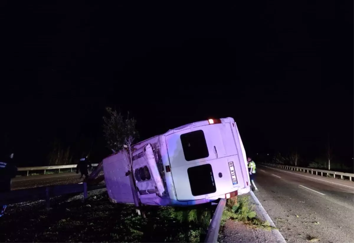 Antalya\'da minibüs bariyerlere çarptı: 1 ölü, 3 yaralı