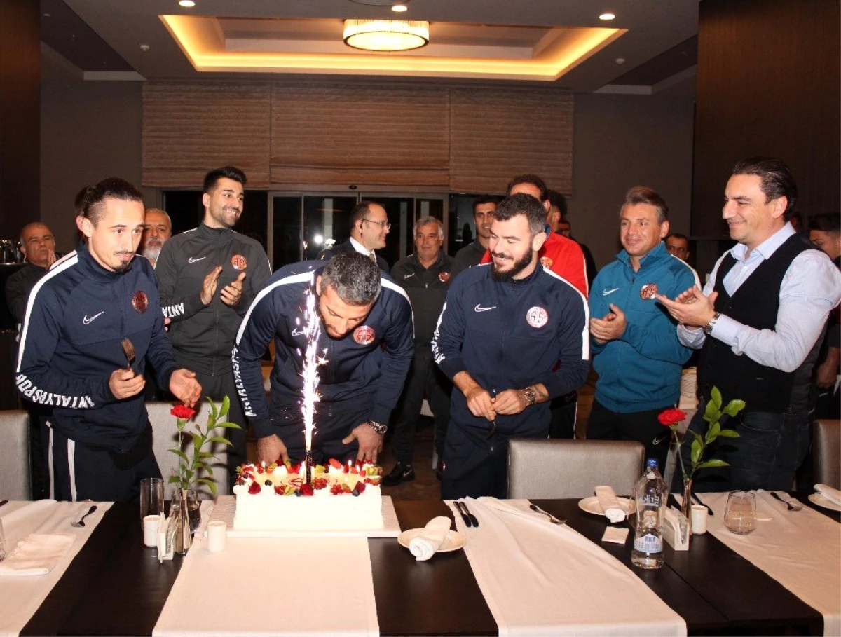 Antalyaspor\'da kaleci Ferhat\'a sürpriz doğum günü