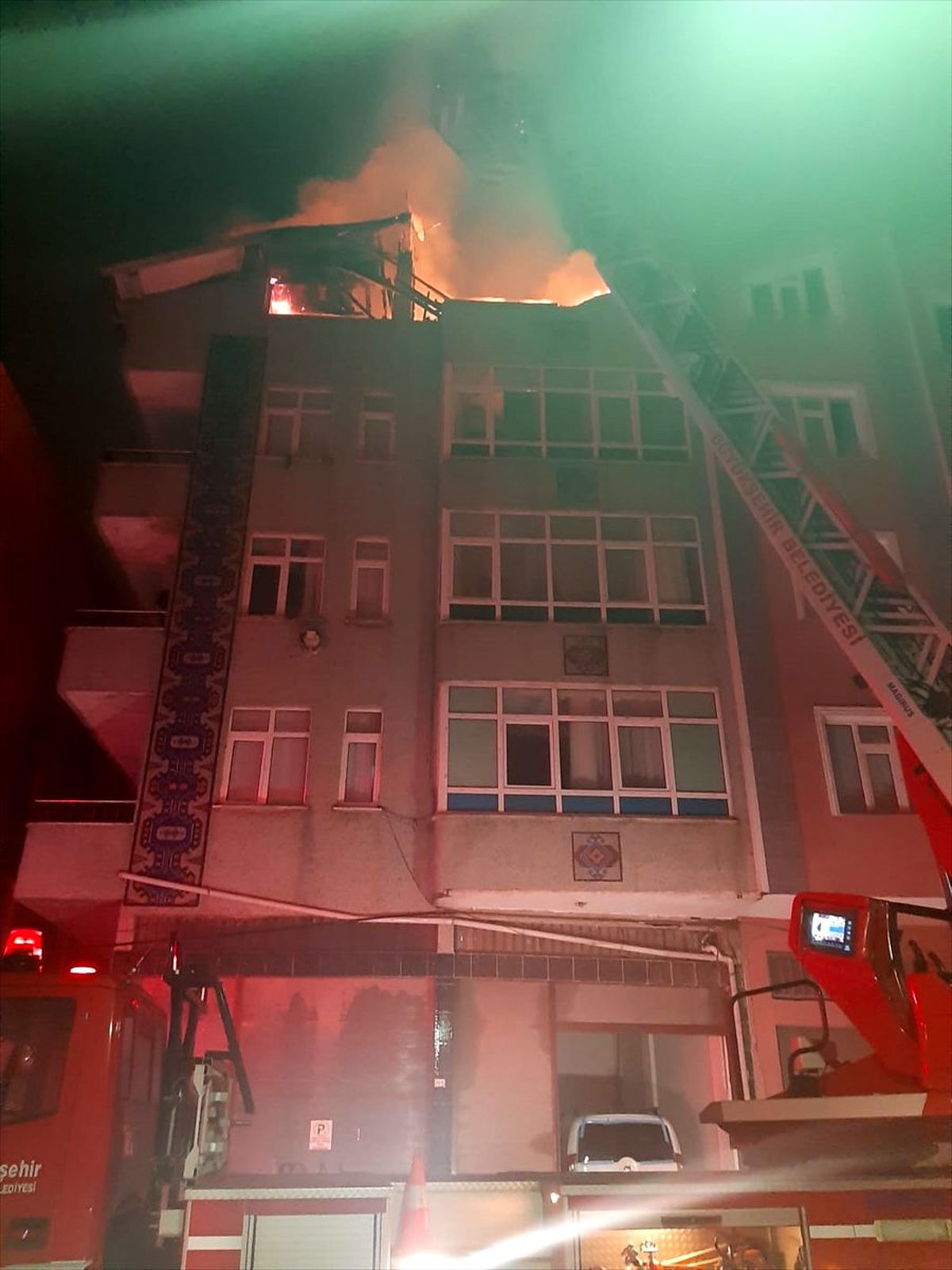 Bafra\'da çıkan yangında binanın çatısı yandı