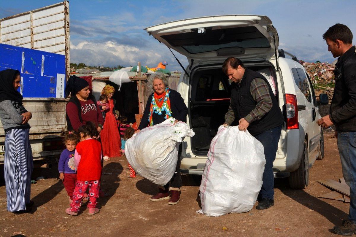 Barakalarda yaşayan çocukları unutmadılar