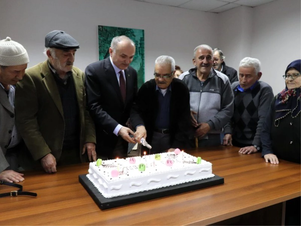 Başkan Özlü Huzurevi sakinleri doğum günü kutladı
