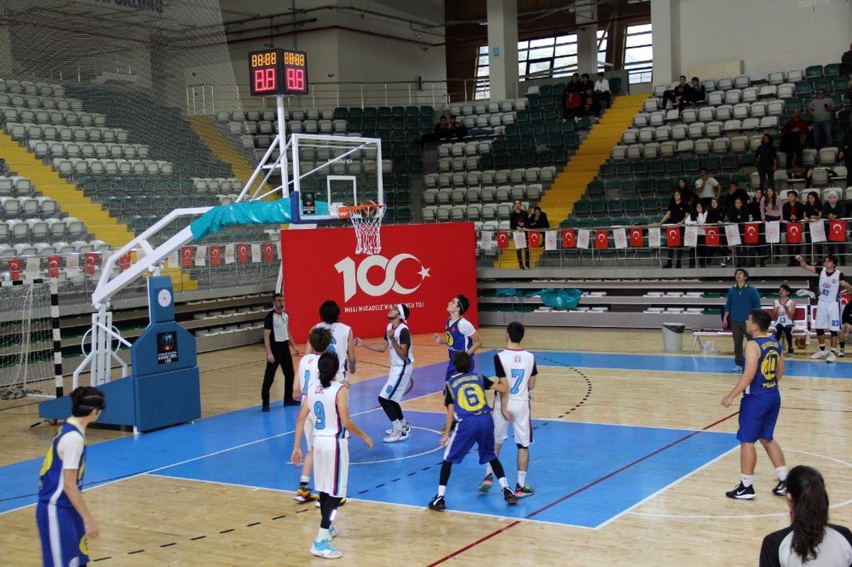 Basketbol Genç Erkekler İl Birinciliği müsabakaları Menteşe\'de yapıldı
