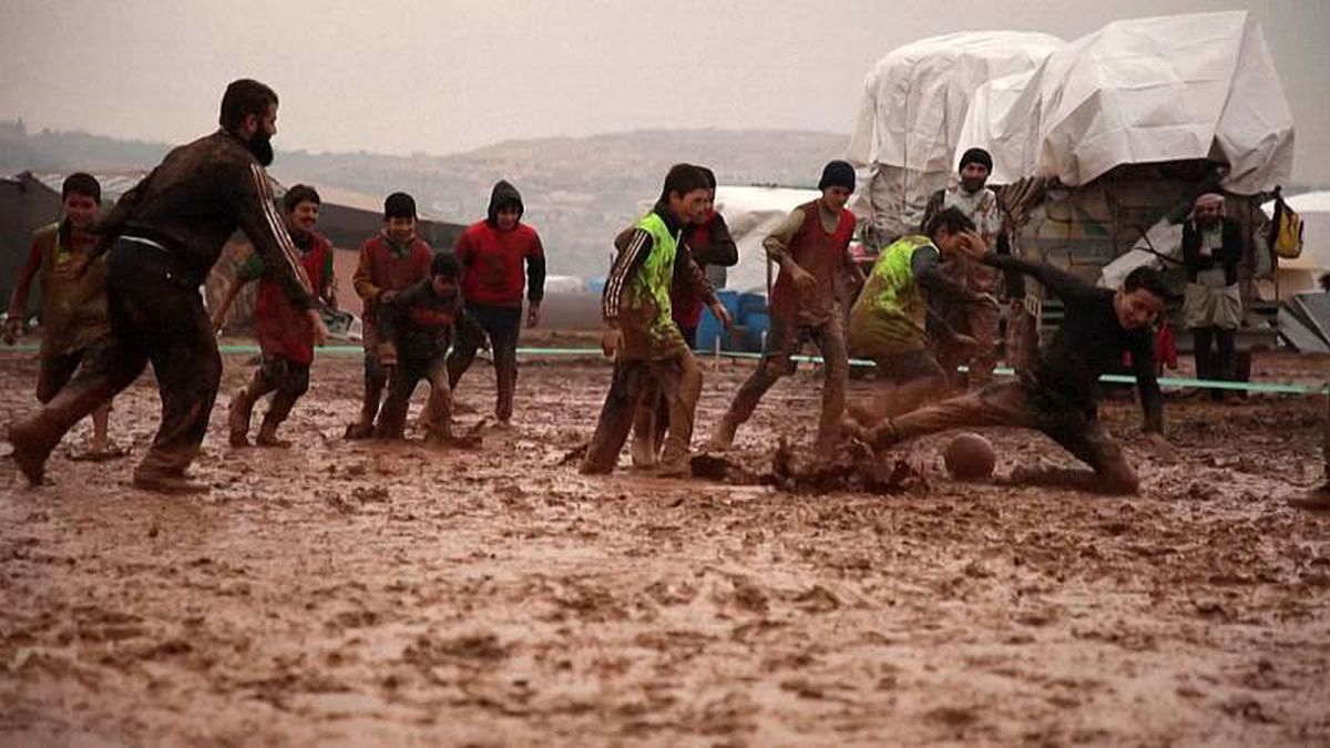Bombardımandan kaçan İdlib\'in mülteci çocukları çamur içinde futbol oynuyor