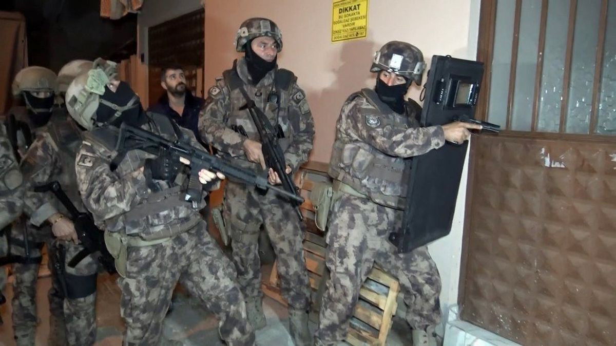 Bursa\'da şafak baskını yapılan operasyonda çöp evde gizlenen uyuşturucu yakalandı