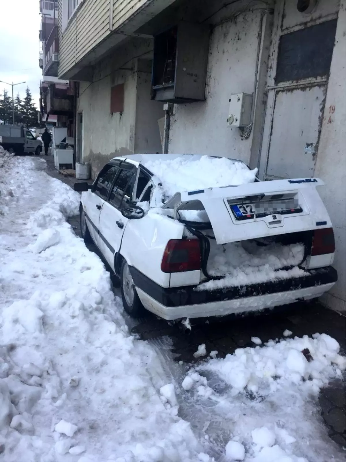 Çatıdan düşen kar kütlesi, park halindeki aracı kullanılamaz hale getirdi