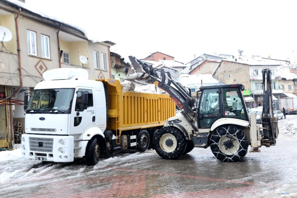 Çelikhan\'da belediye karla mücadele ediyor