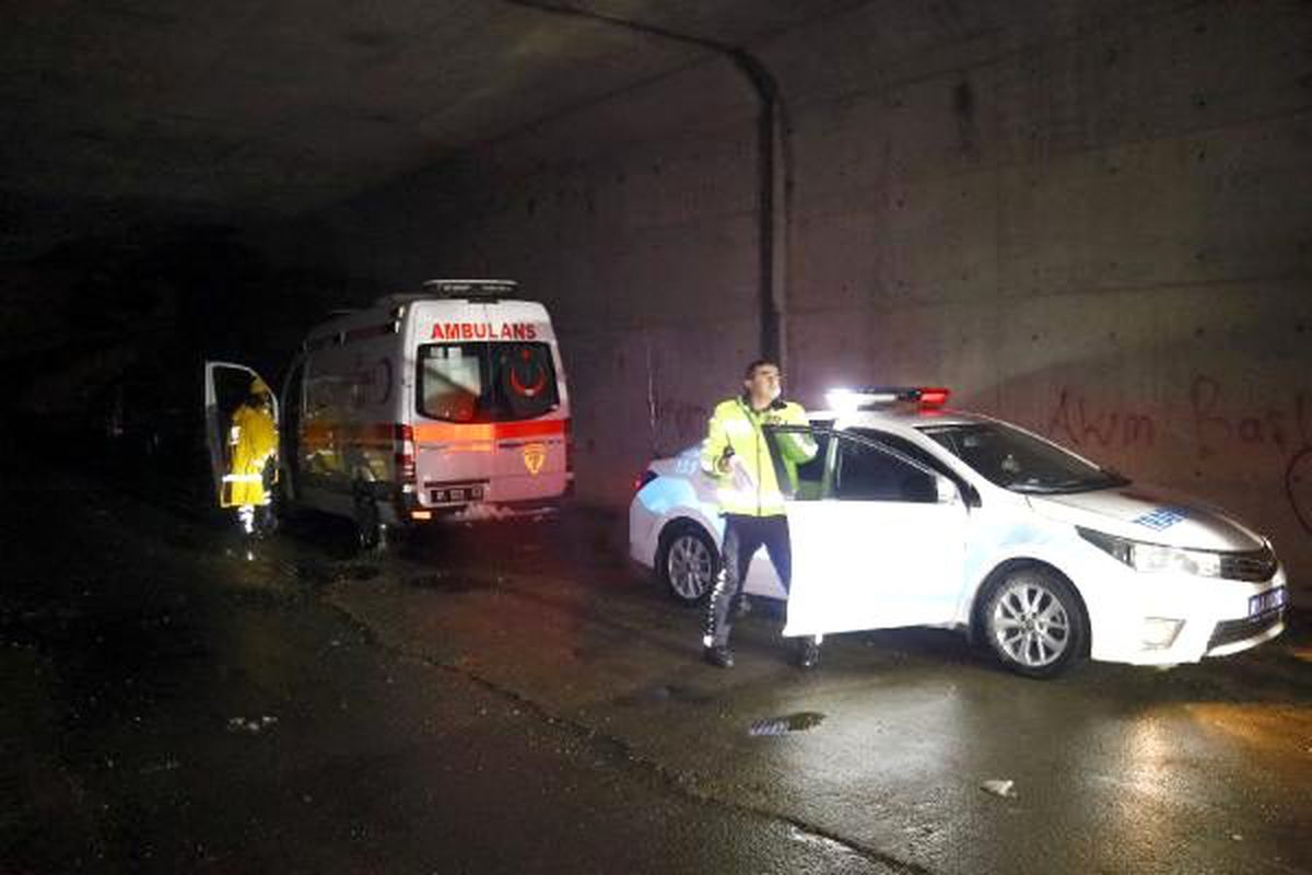 Çığ altında kalan işçiyi kurtarmaya giden ekipler, yolda kaldı