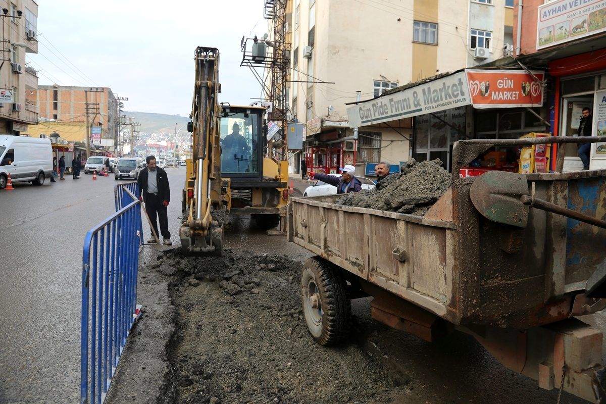 Cizre\'de yol onarım çalışmaları