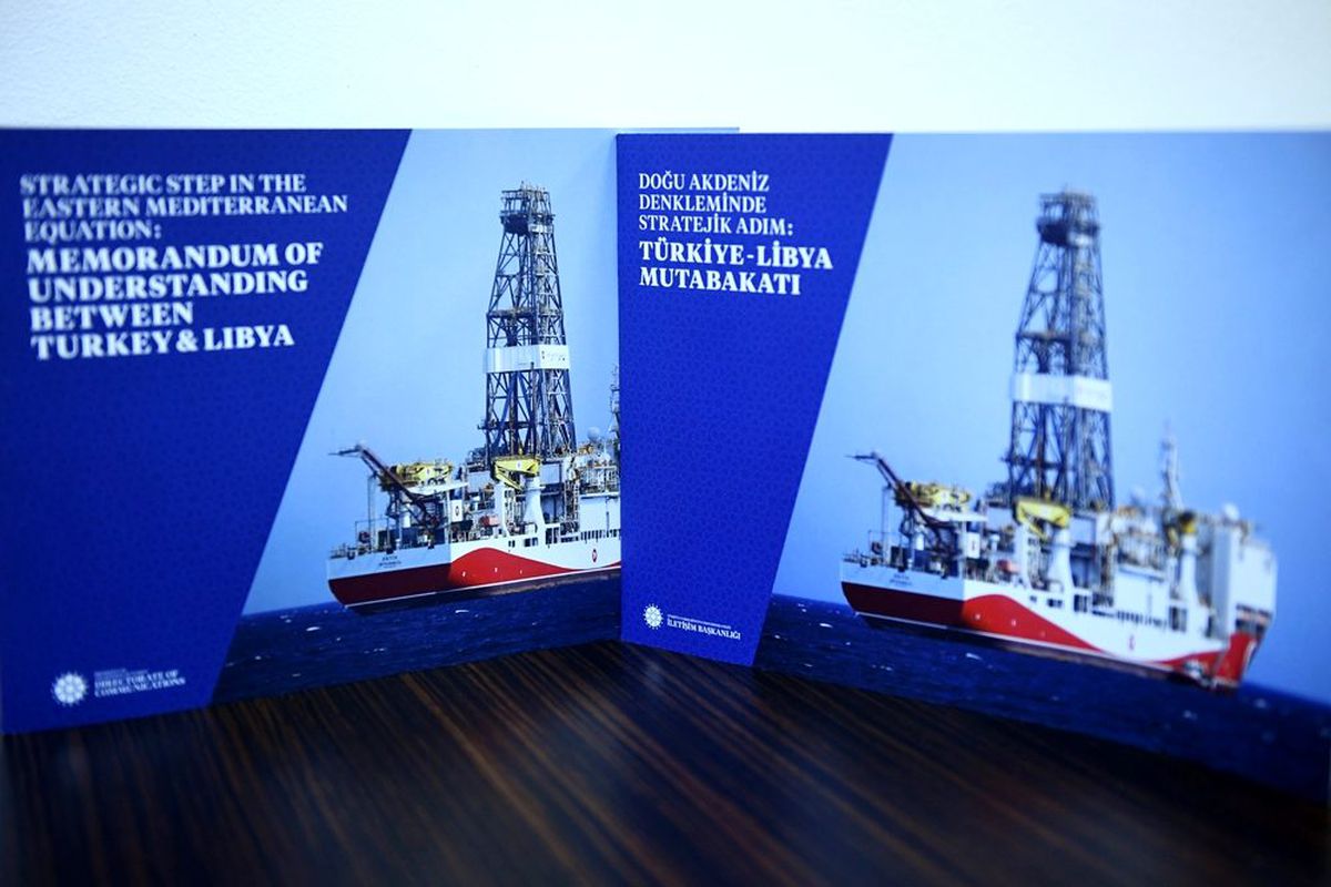 Cumhurbaşkanı Erdoğan\'dan Putin\'e "Türkiye-Libya mutabakatı" kitabı