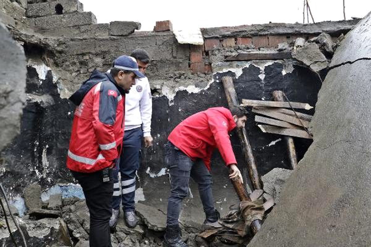Diyarbakır\'da metruk yapı çöktü, 4 kişi yaralandı