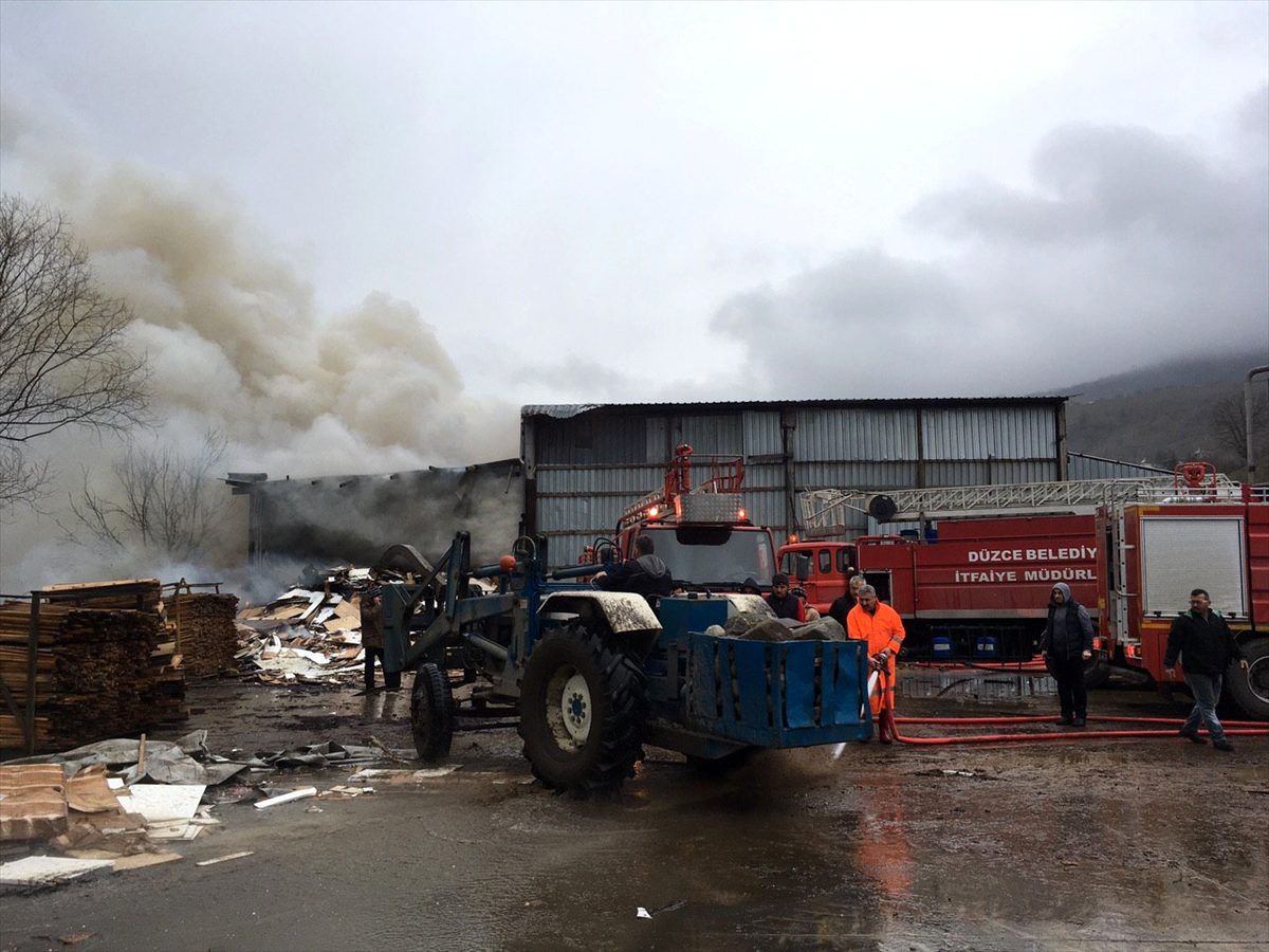 Düzce\'de kereste fabrikasında yangın çıktı