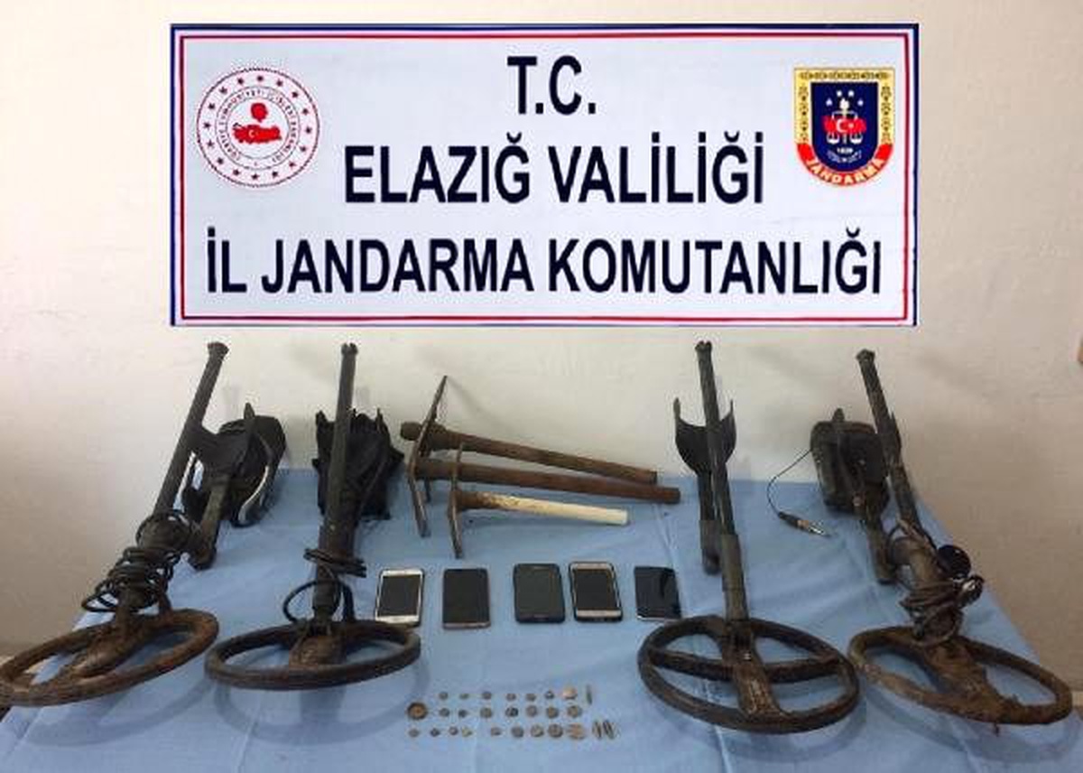 Elazığ\'da kaçak kazıya suçüstü: 5 gözaltı