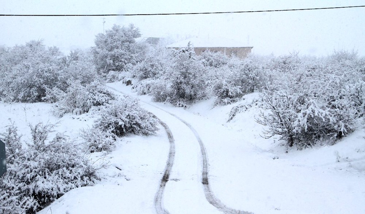 Elazığ\'da kar yağışı: 68 köy yolu ulaşıma kapandı