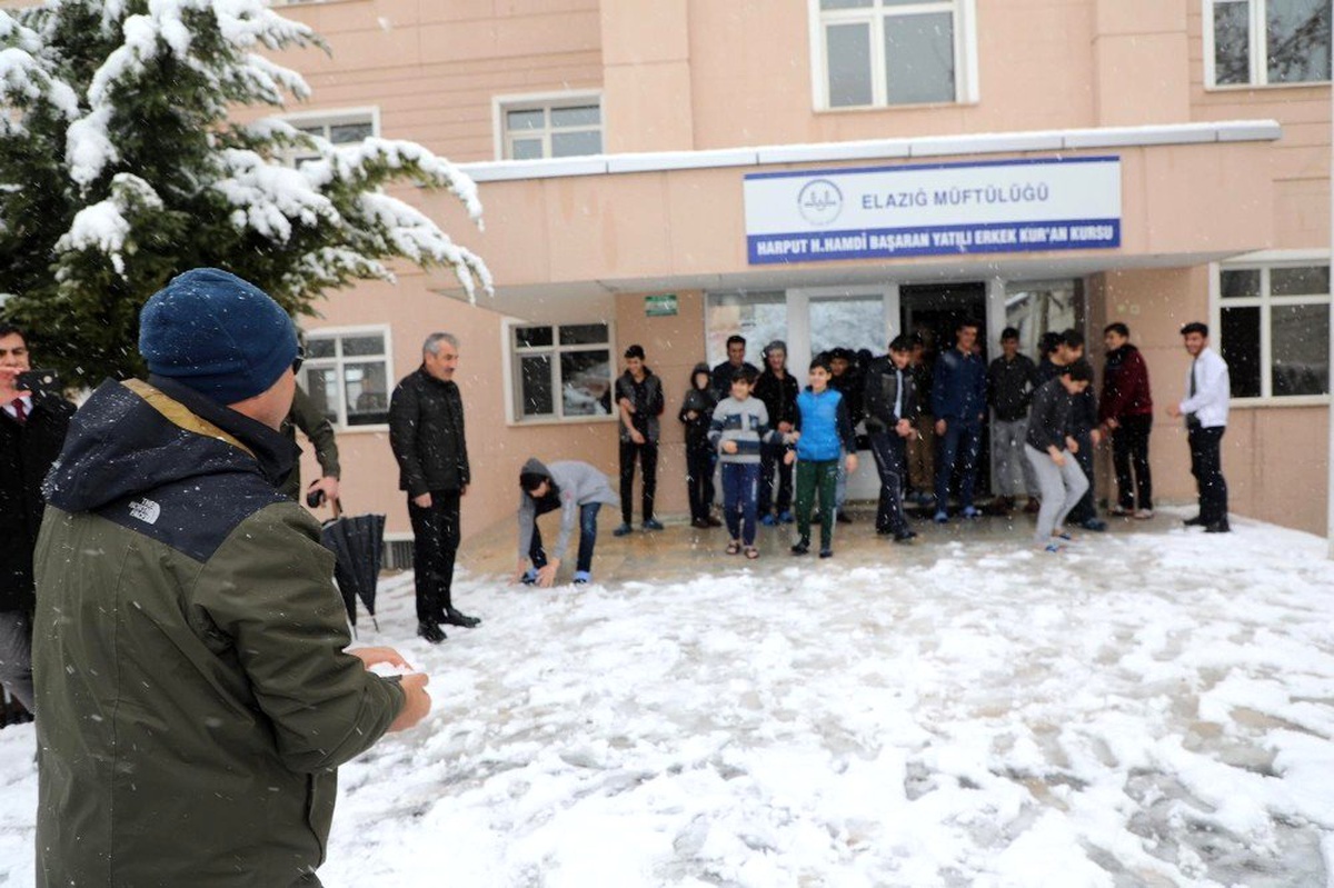 Elazığ Valisi Kaldırım, öğrencilerle kartopu oynadı