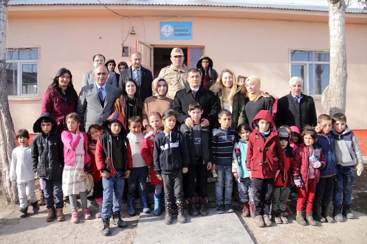 Erciş Kaymakamı Mehmetbeyoğlu\'nun okul ziyareti