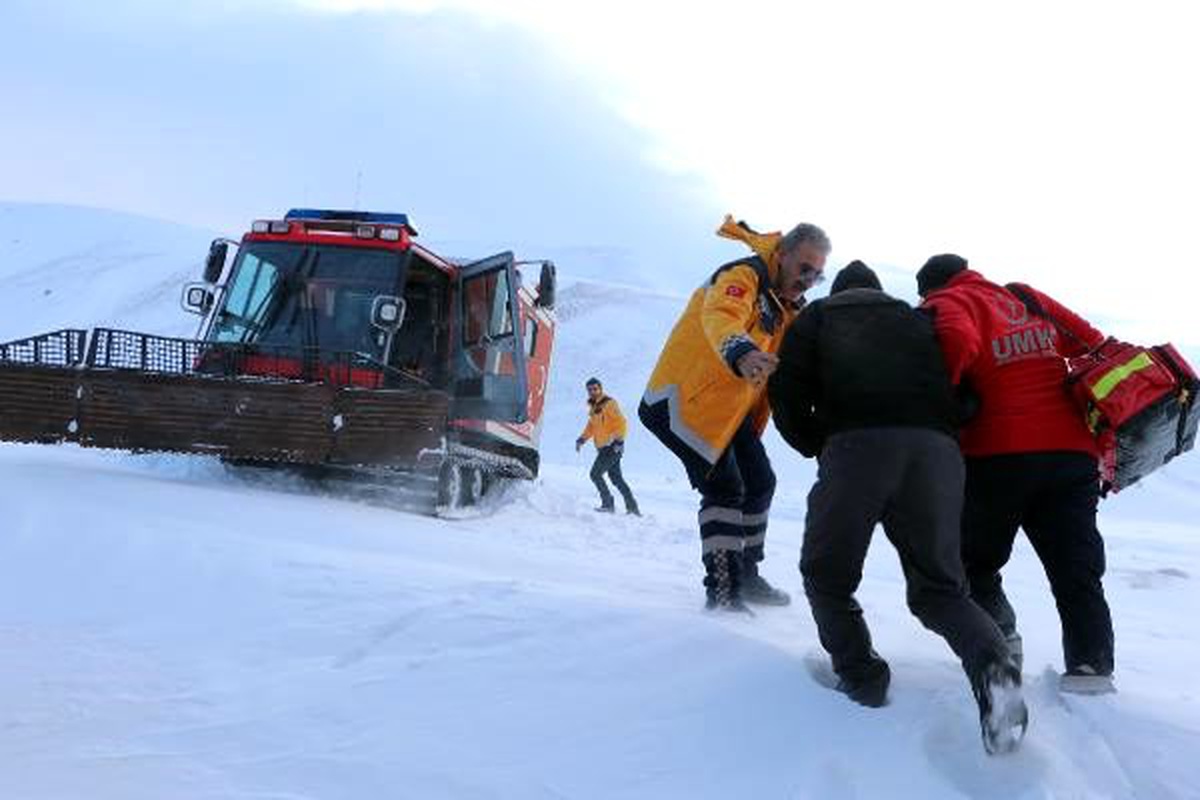 Erzurum 112 Acil ekipleri, zor şartlarda hastalara ulaşıyor