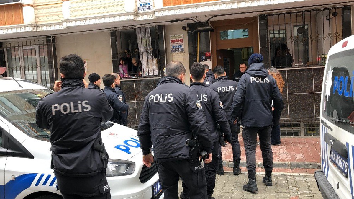 Esenyurt\'ta evine haciz gelen adam ortalığı birbirine kattı