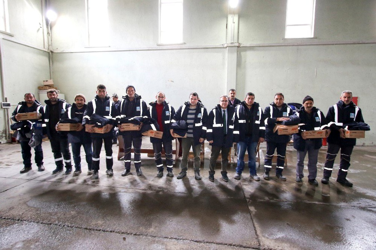 Hacılar Belediyesi personeline kışlık kıyafet dağıttı