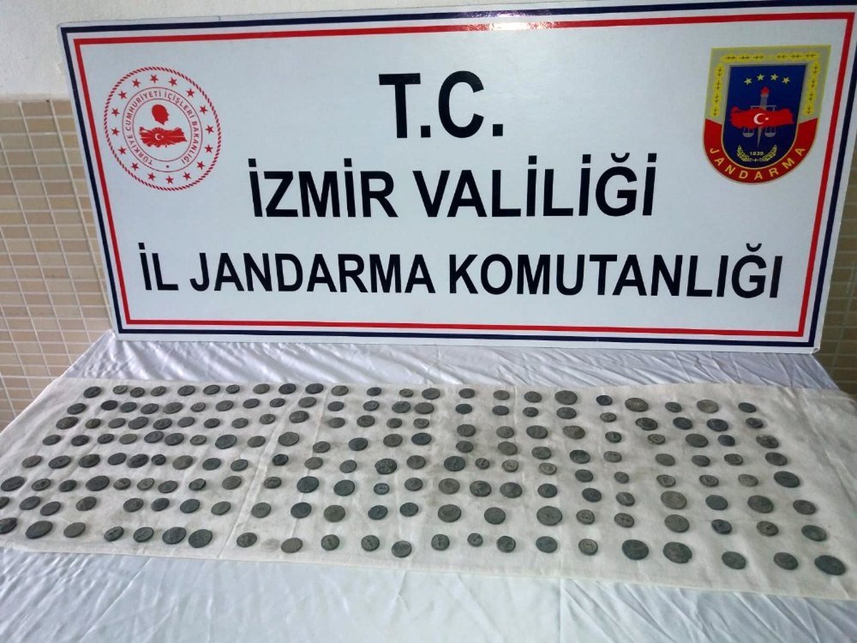 İzmir\'de tarihi eser ve kaçak şarap operasyonu