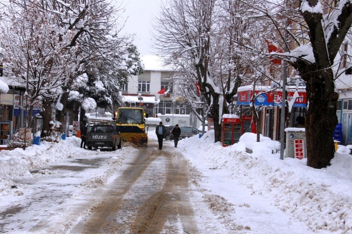 İzmir\'deki Bozdağ\'da kar kalınlığı yarım metreyi geçti