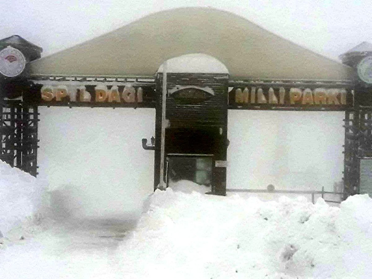 Kar nedeniyle Spil\'e 2 gündür ulaşım kapalı