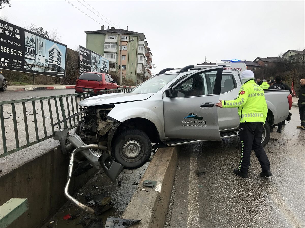 Karabük\'te bariyerleri aşıp su kanalı üstünde askıda kalan kamyonetteki 2 kişi yaralandı