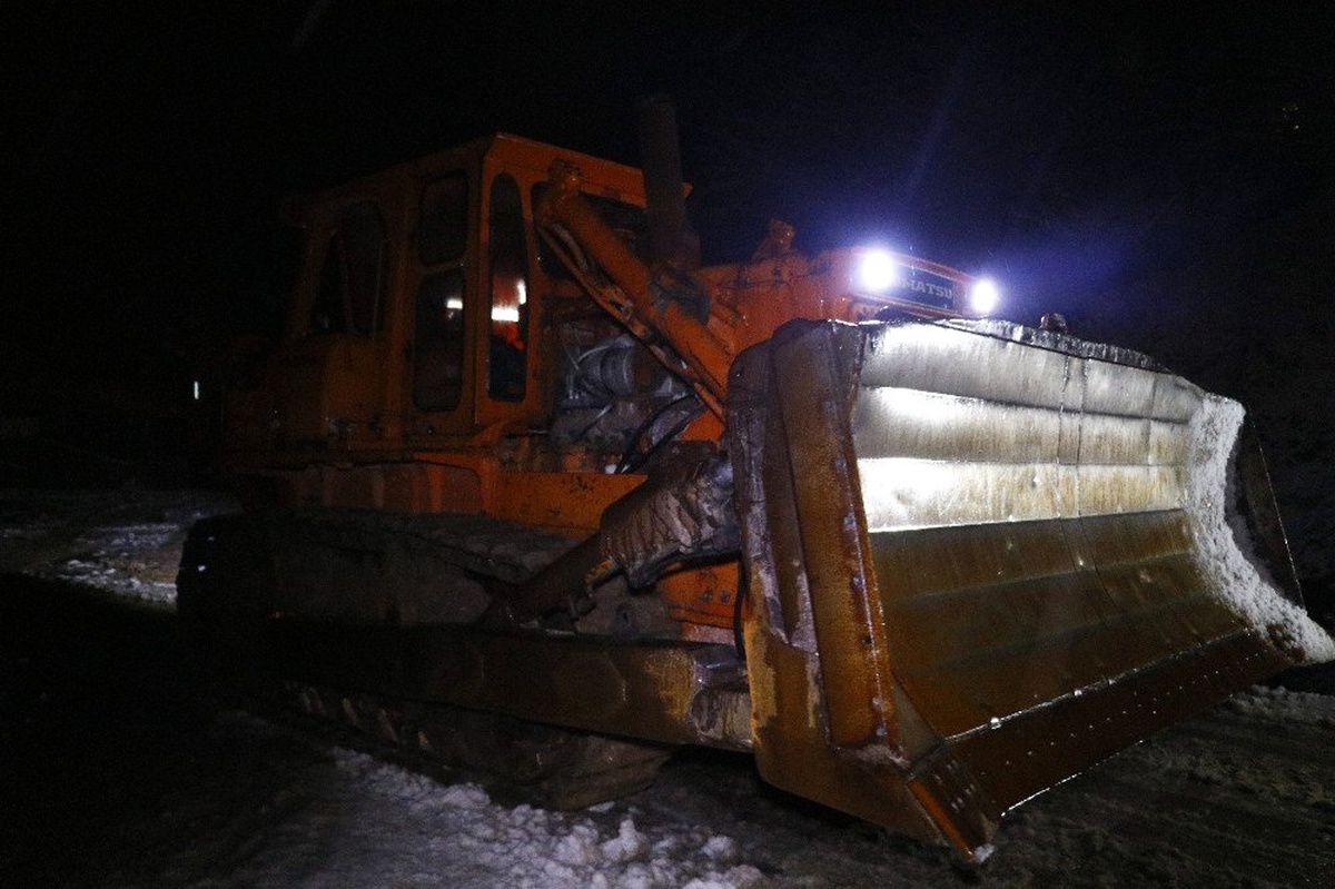 Karayolları çığ bölgesine ulaşmak için yol temizleme çalışmalarına devam ediyor
