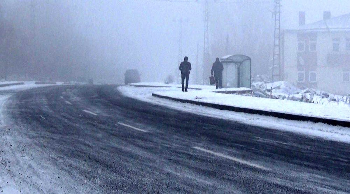 Kars\'ta sisten bazı uçak seferleri iptal oldu