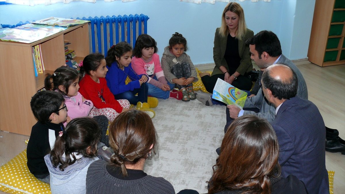 Kaymakam öğrencilerine masal Okudu