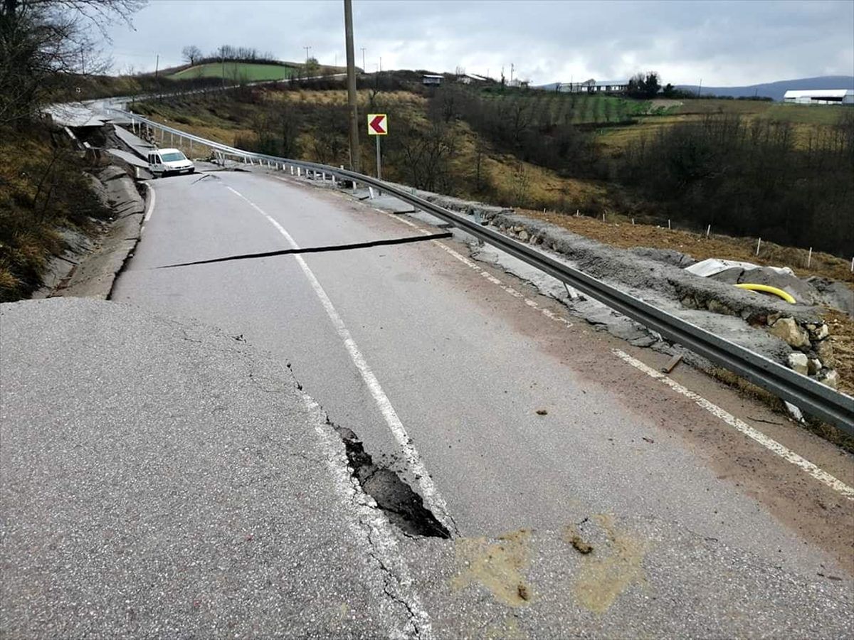 Kocaeli\'de aşırı yağış nedeniyle yol çöktü