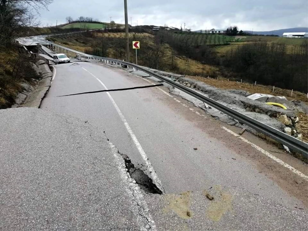 Kocaeli\'de aşırı yağışlar nedeniyle yol çöktü