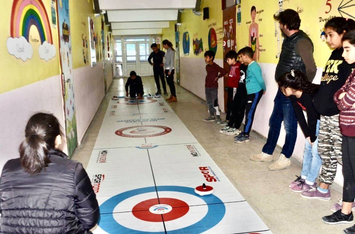 Kocagürlü öğrenciler Floor Curling\'le tanıştı