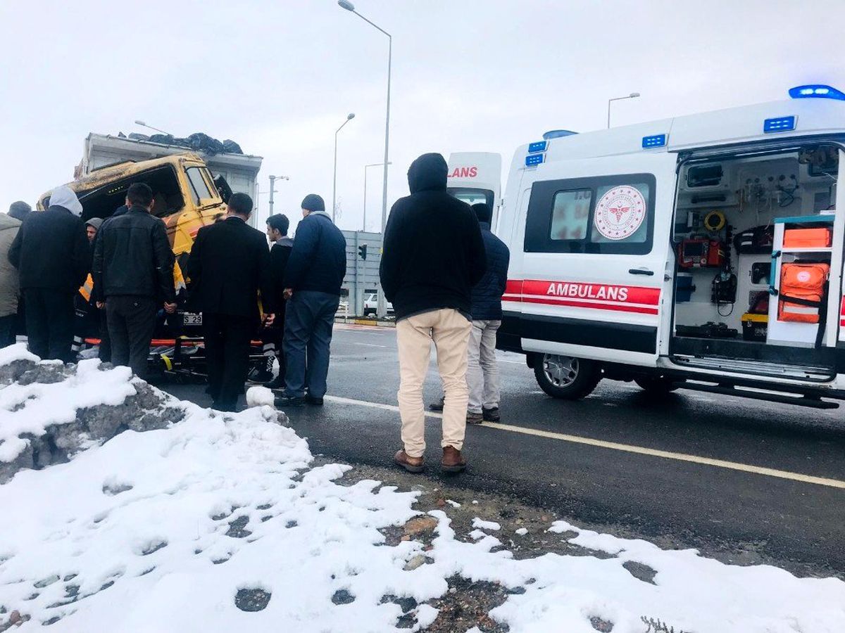 Konya\'da kamyonla tır çarpıştı: 1 yaralı