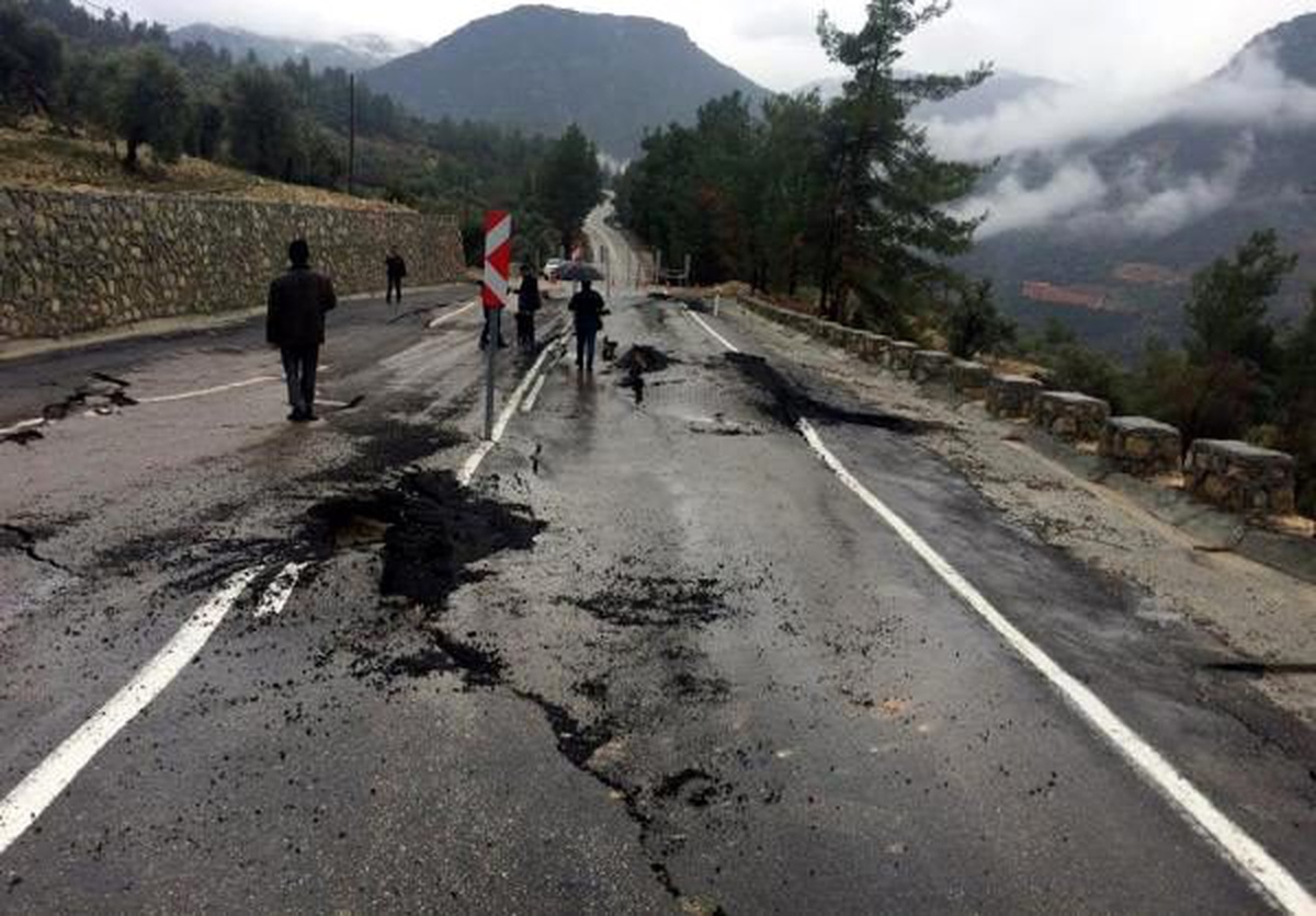 Mersin\'de çökme meydana gelen yol ulaşıma kapatıldı