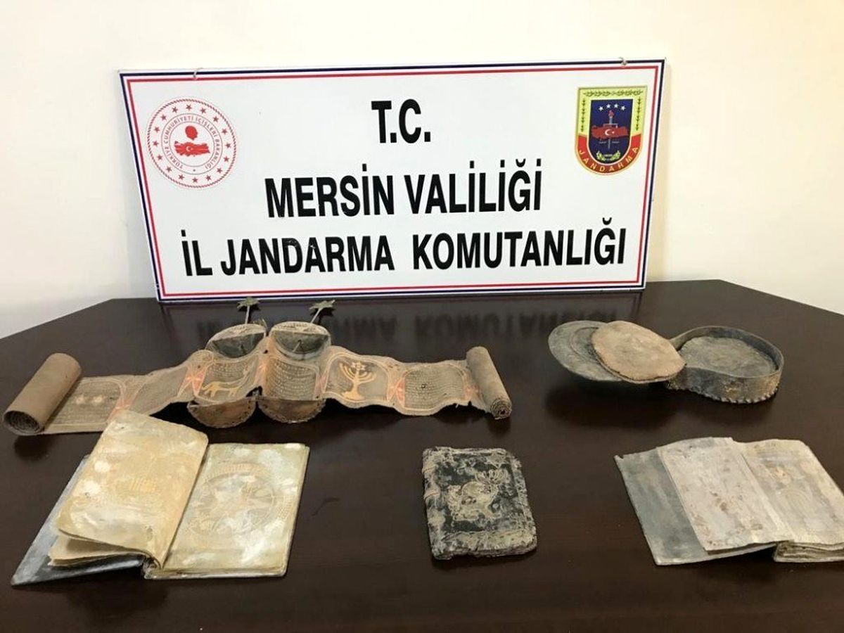 Mersin\'de İbranice yazılmış tarihi kitaplar ele geçirildi