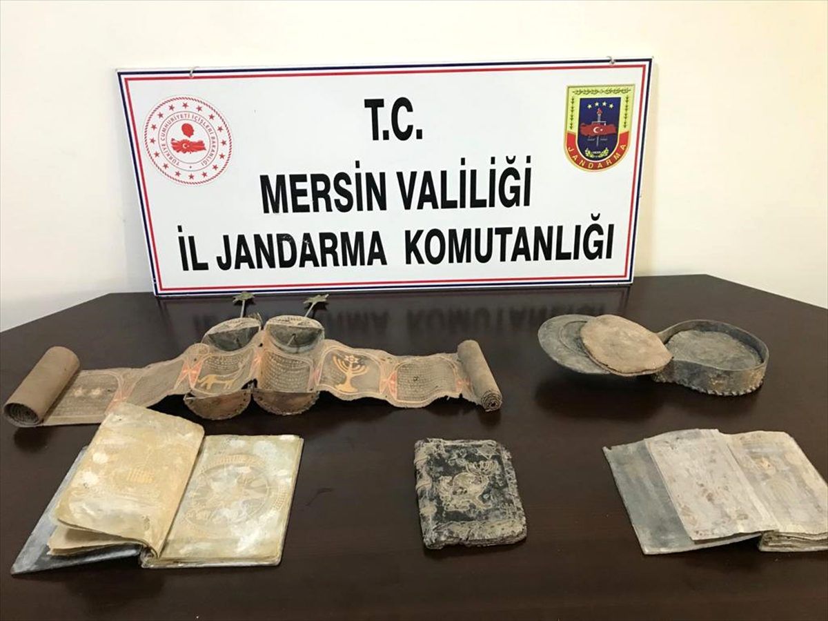 Mersin\'de tarihi eser operasyonunda İbranice yazılar bulunan 5 kitap ele geçirildi