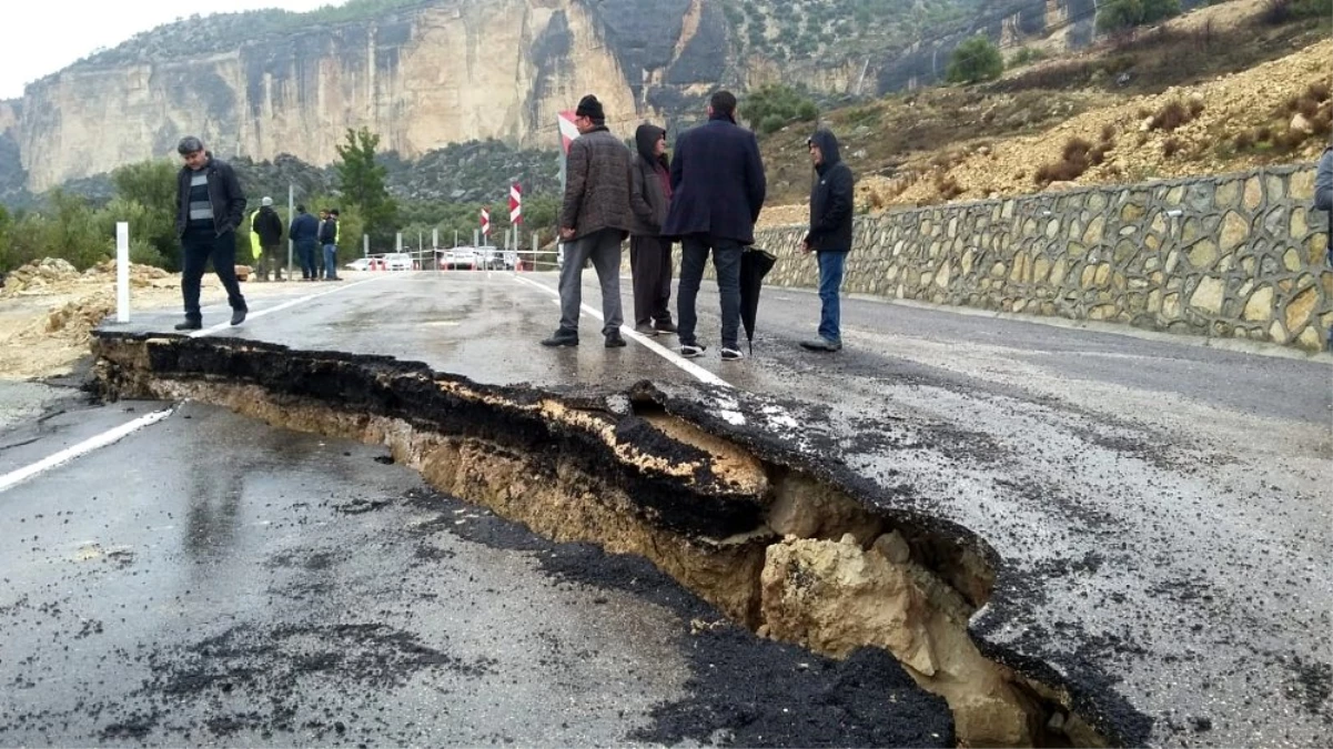 Mersin\'de yol çöktü