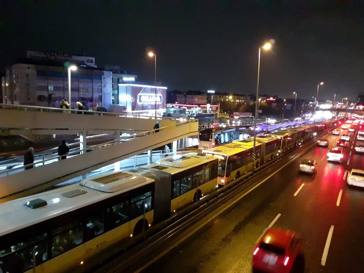 Metrobüs arıza yaptı, uzun kuyruklar oluştu