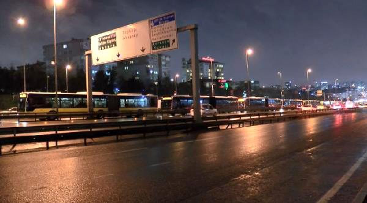 Metrobüs seferlerinde aksamalar yaşanıyor