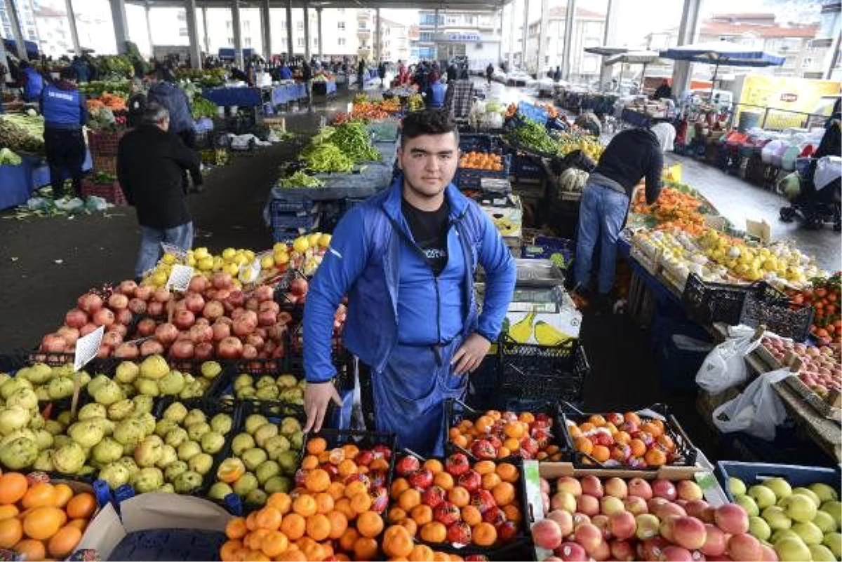 Minderi de pazar tezgâhını da bırakmıyor