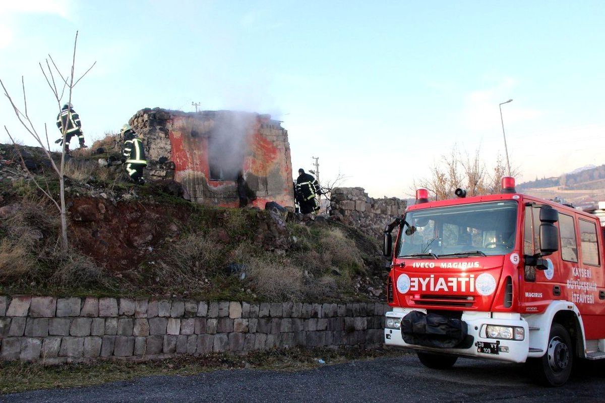 Müstakil evde çıkan yangını itfaiye söndürdü