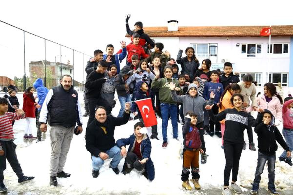 Öğrenciler için yayladan kamyonla kar taşıdılar