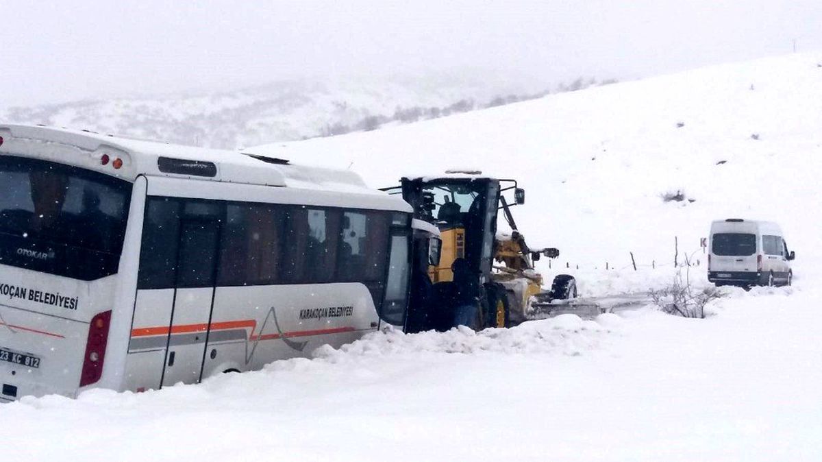 Öğrencileri taşıyan midibüs kara saplandı, ekipler kurtardı