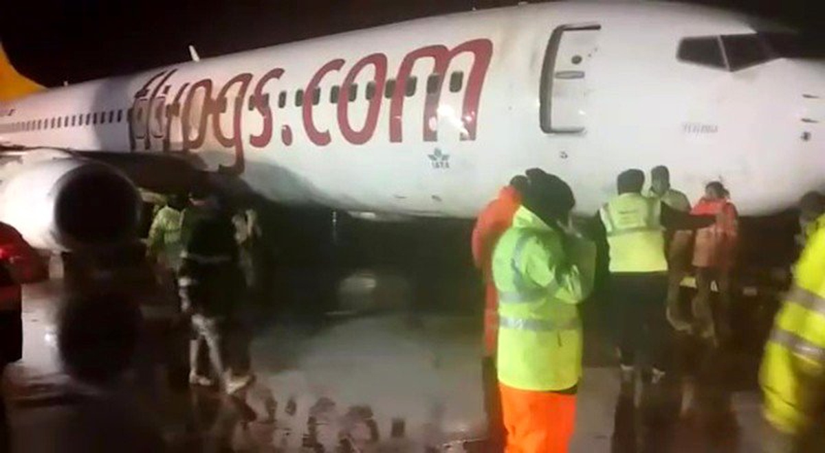 Sabiha Gökçen\'de çamura saplanan uçak böyle kaldırıldı