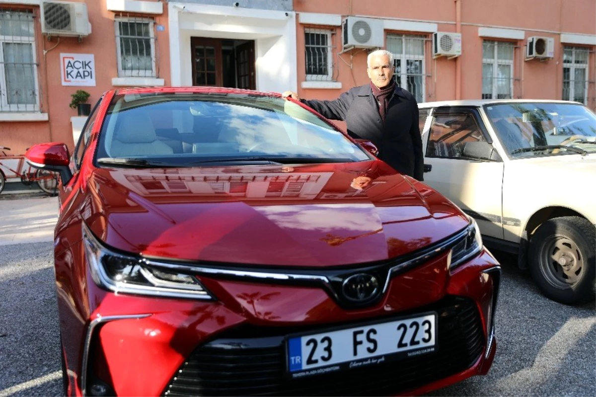 Şehit polis Fethi Sekin\'in babasına duygulandıran hediye