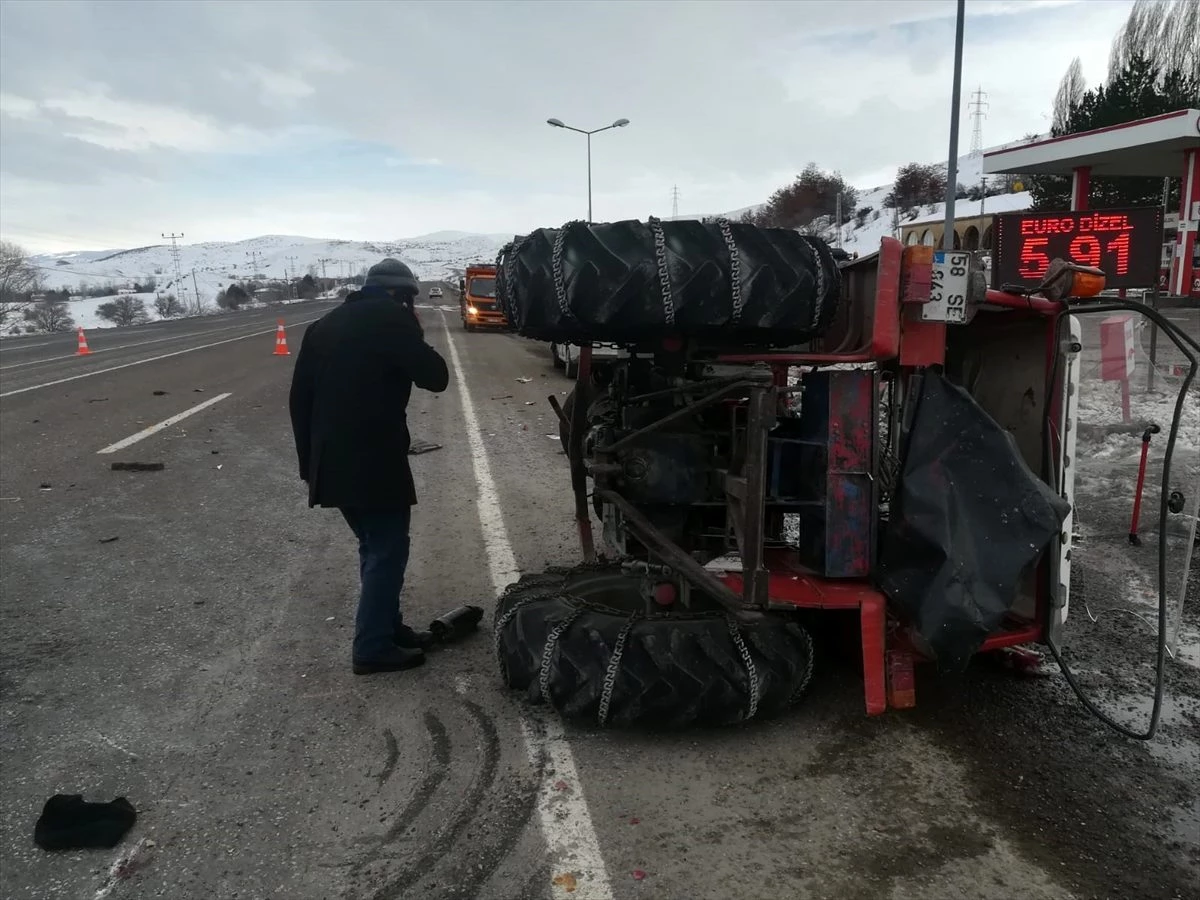 Sivas\'ta otomobil traktörle çarpıştı: 2 yaralı