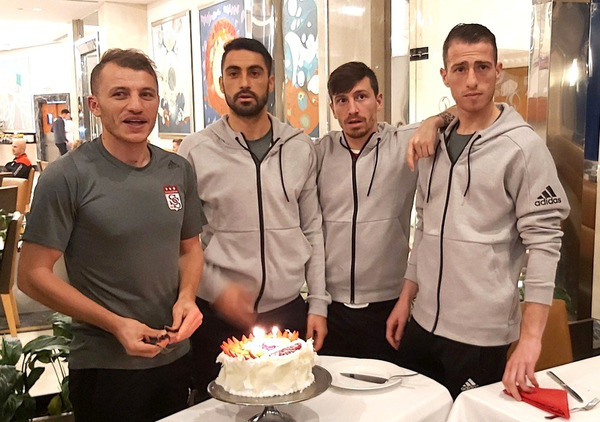 Sivassporlu futbolculara sürpriz doğum günü kutlaması