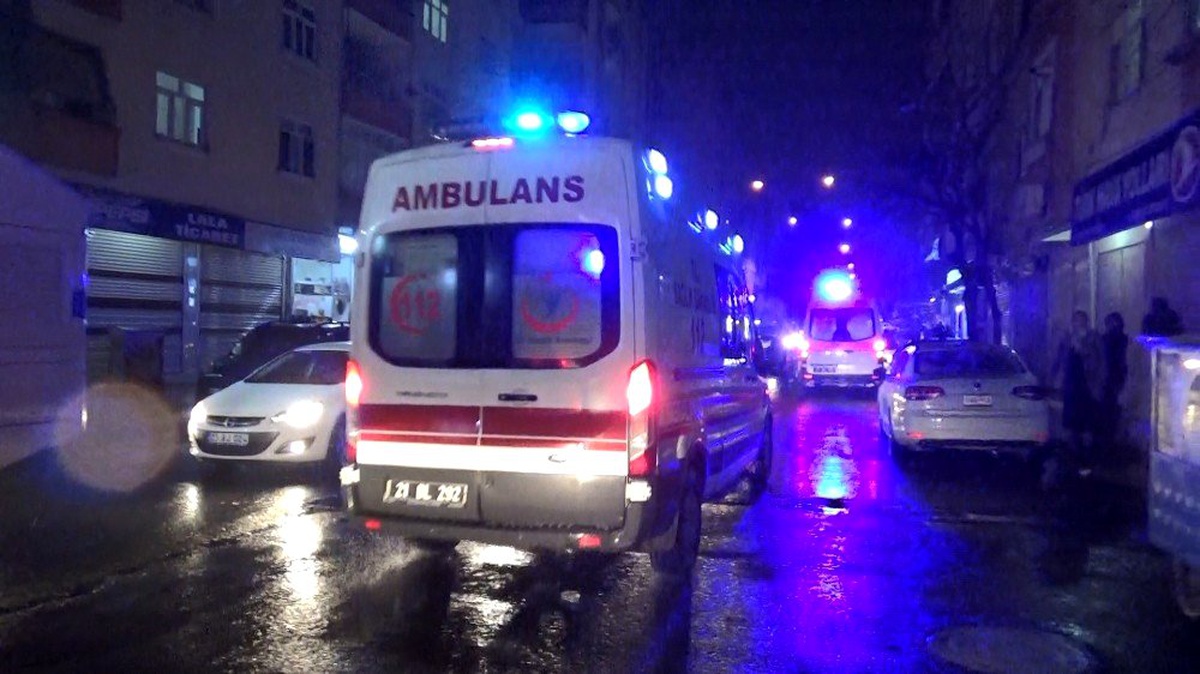 Sobadan çıkan yangından anne ve 3 çocuğunu komşular kurtardı