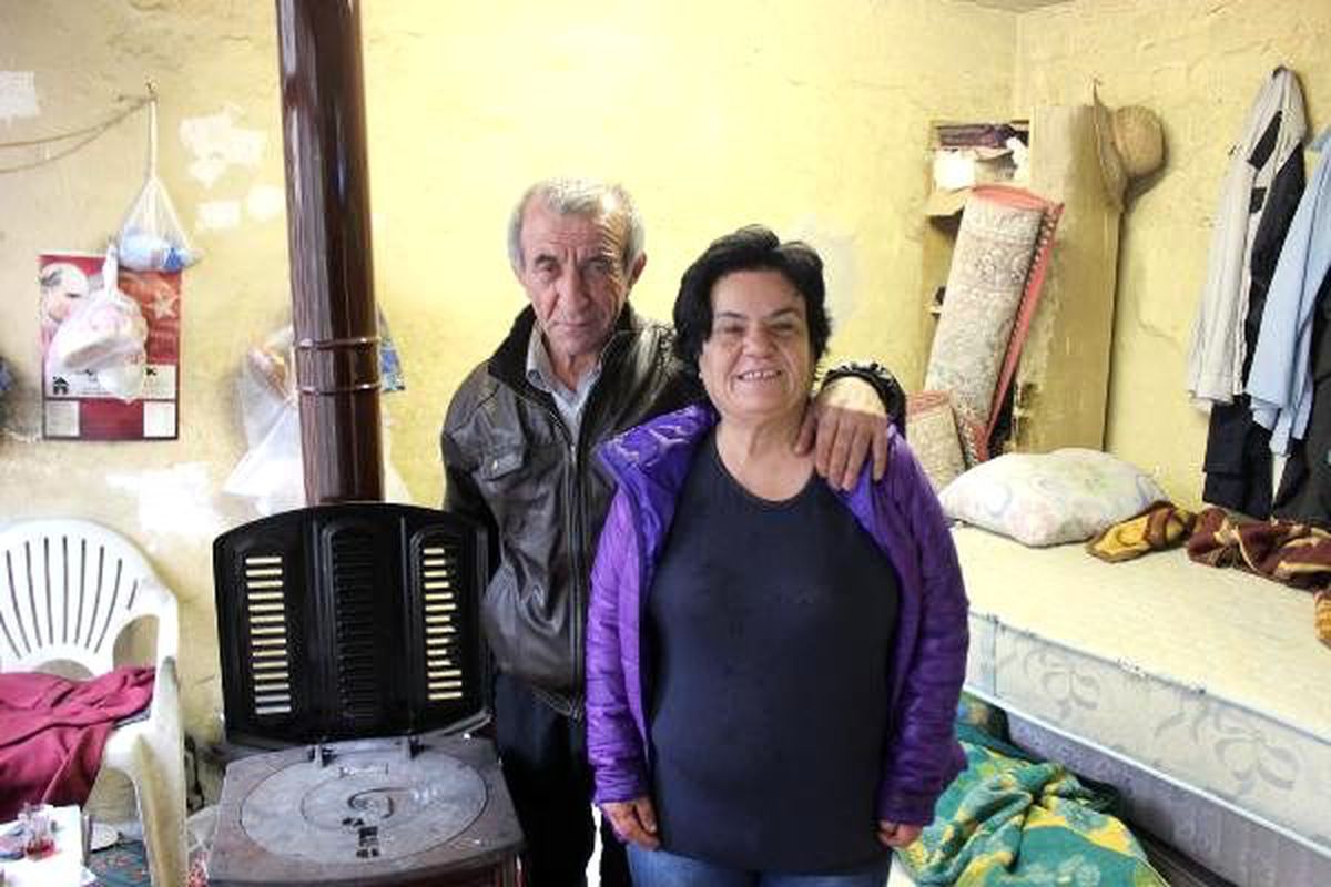 Tek odada yaşam mücadelesi veren engelli çifte yardım